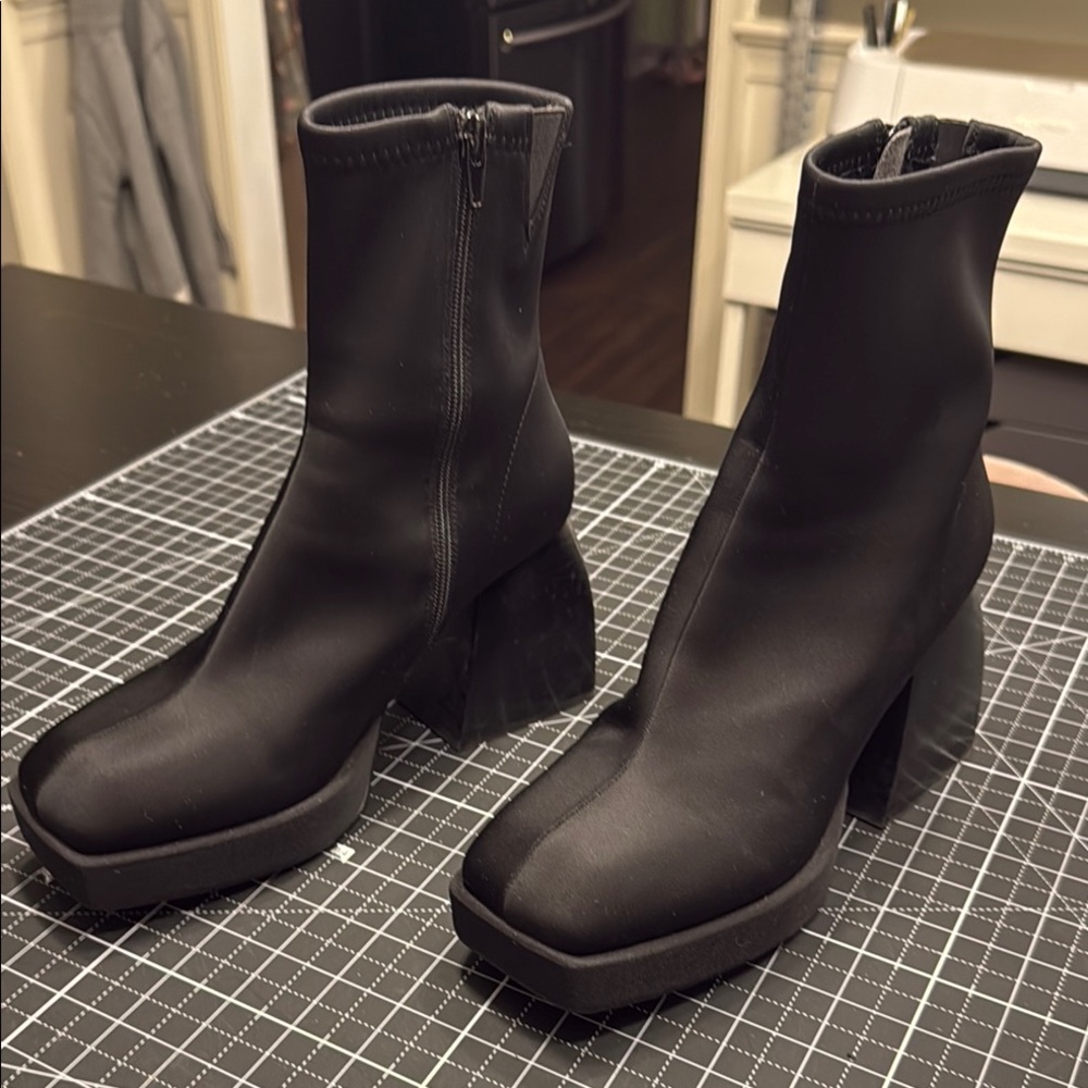 Jeffrey Campbell Dauphin square toe ankle boot black neoprene sz 8